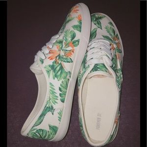 NWOT Leafy/floral patterned shoes